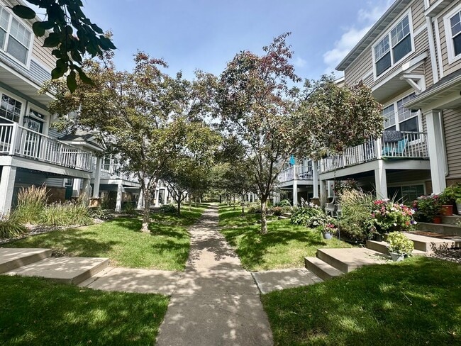 Building Photo - Gorgeous X-Large 4 Bedroom Townhome in Maplewood!