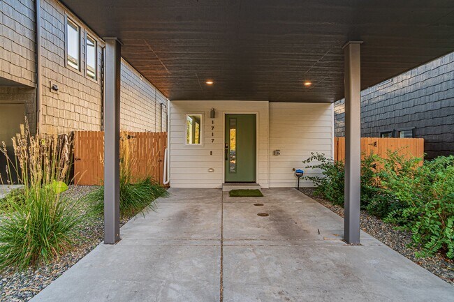 Building Photo - Contemporary 3BD, 2.5BA Edgewood Home with Fenced Yard and Carport