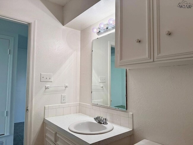 Building Photo - 1611 Bell St