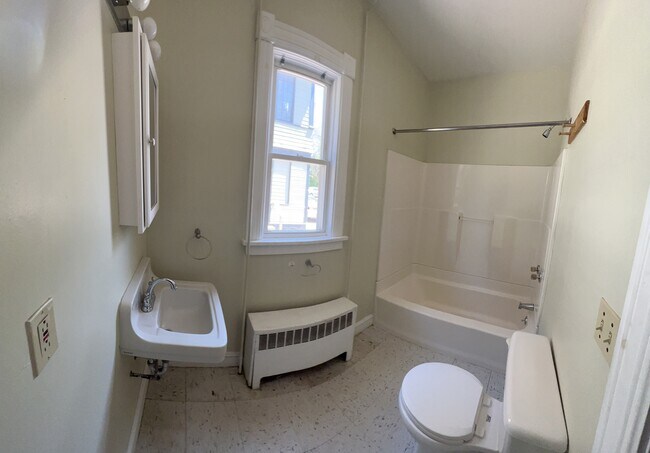 Building Photo - 11 Hickok Pl