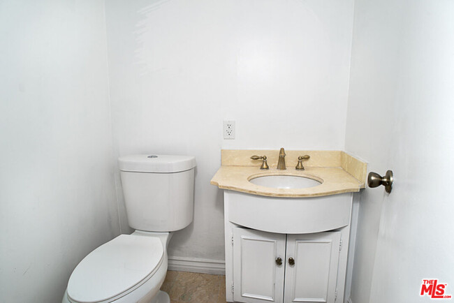 Building Photo - 416 N Oakhurst Dr