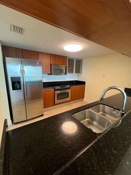 Building Photo - 1800 N Bayshore Dr