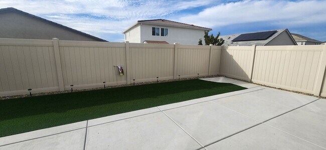 Building Photo - Beautiful 3 Bedroom 2.5 Bathroom Home in E...