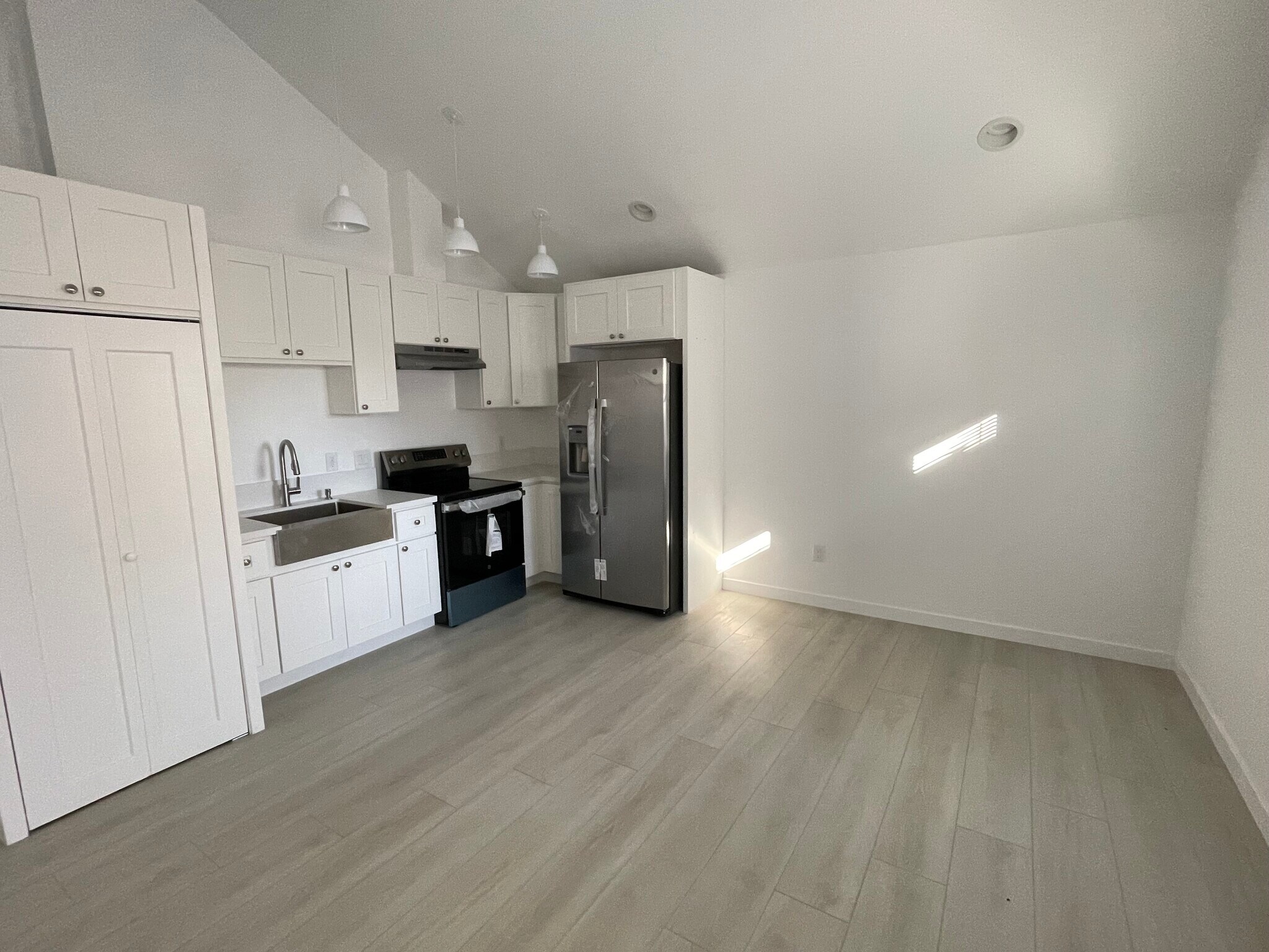 Building Photo - 225 1/2 W 56th St