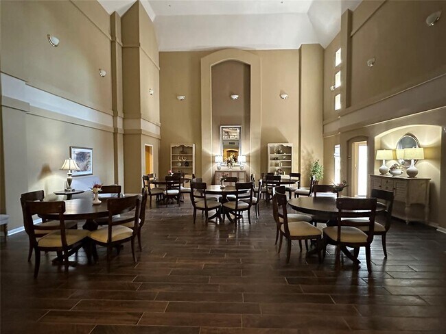 Building Photo - 2815 Kings Crossing Dr