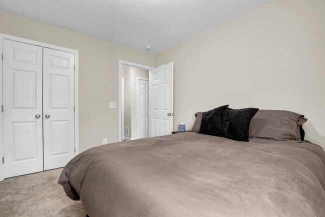 Building Photo - 424 Guppy Lp Rd