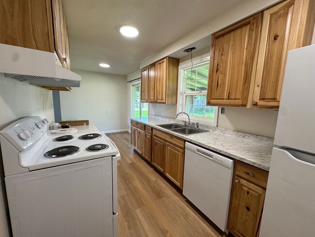 Building Photo - Recently remodeled 2-bedroom, 1-bathroom home