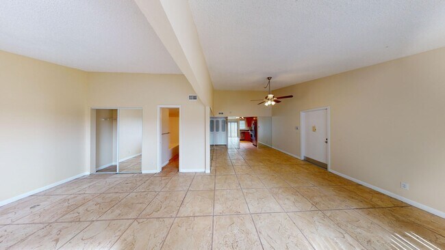 Building Photo - 1br /1bath Condo With Den Available Now In Boca Raton!  **Water & Cable Included**