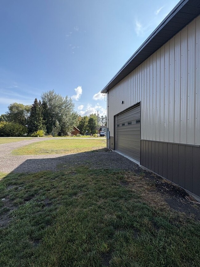 Building Photo - 4 bedroom, 2 bathroom Home off Spring Hill...