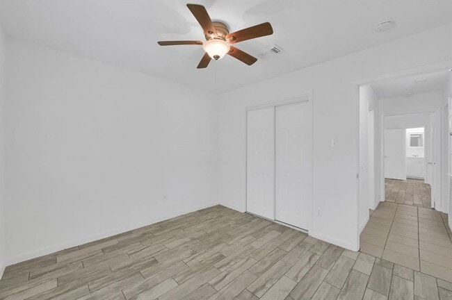 Building Photo - 3 W Woodtimber Ct