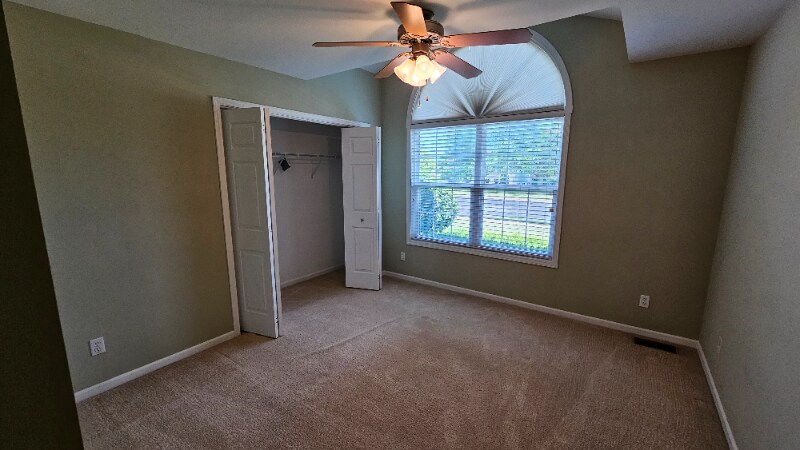 Building Photo - 647 Knolls St W