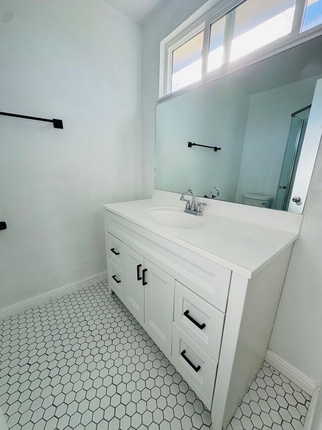 Building Photo - A Bright and Beautiful Place to Call Home