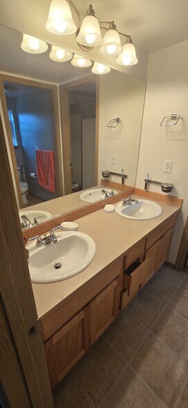 Master Bath - 15408 14th Ave W