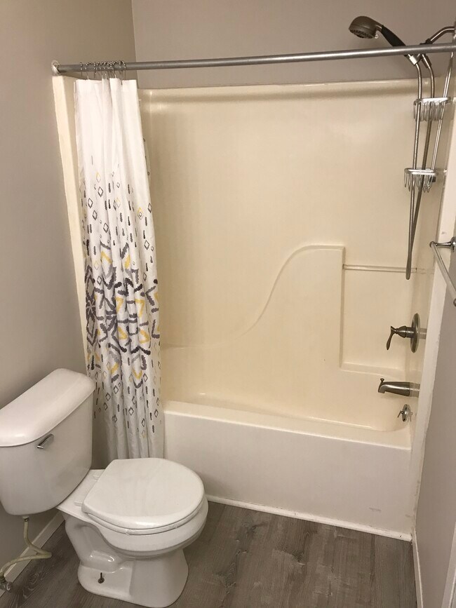 Building Photo - 351 Chicago Rd