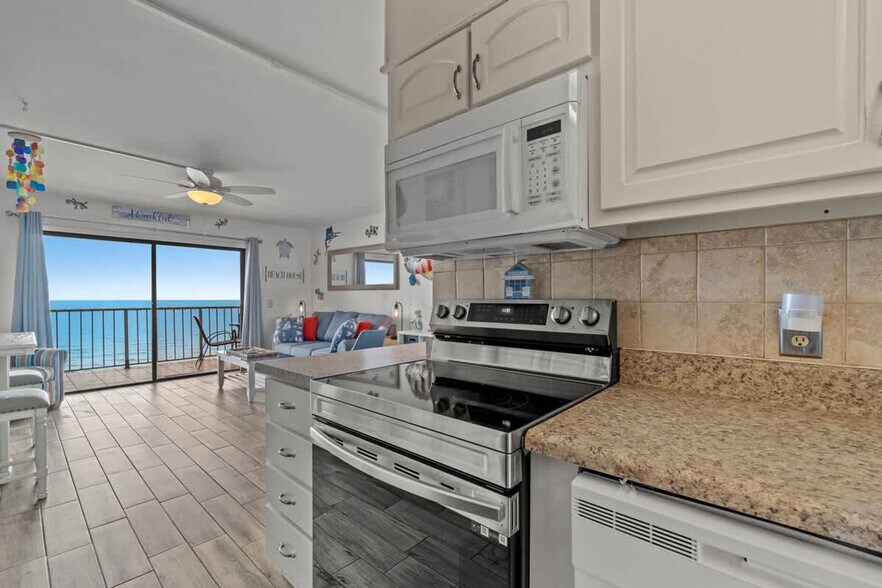 Building Photo - 8743 Thomas Dr