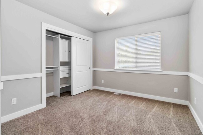 Building Photo - 2 bedroom Townhome