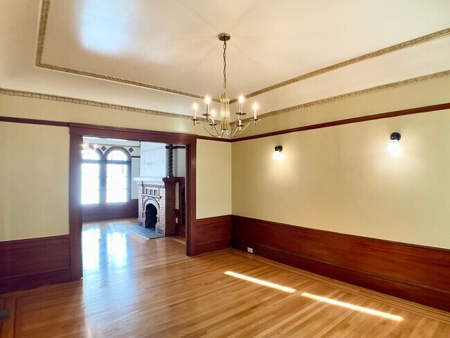 Building Photo - LARGE 2BR w/ Dining Room. PARKING AVAIL.! DISHWASHER! W/D IN-UNIT