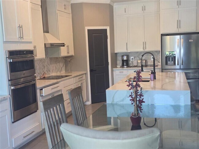 Building Photo - 16457 Woodside Gln