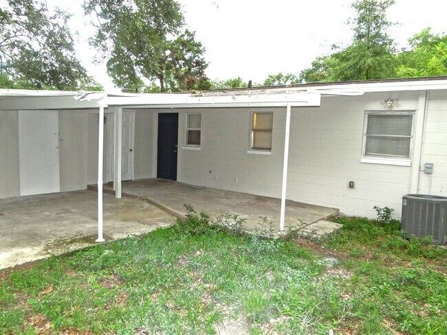 Building Photo - 3 Bedroom, 1 bath home - Just renovated