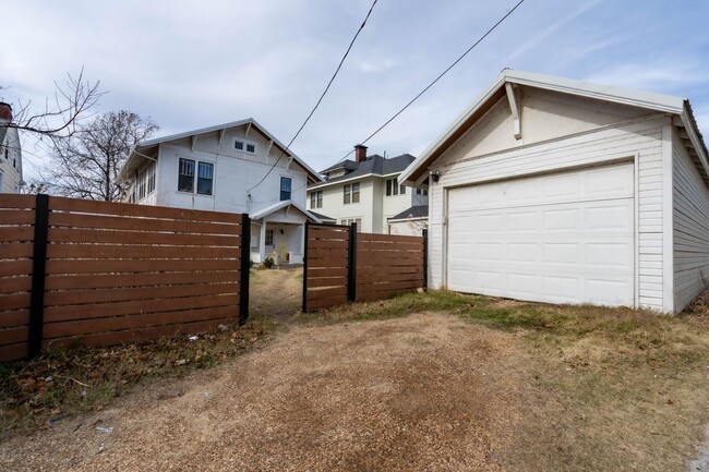Building Photo - Gorgeous 3 Bed 2 Bath In Quiet Neighborhood