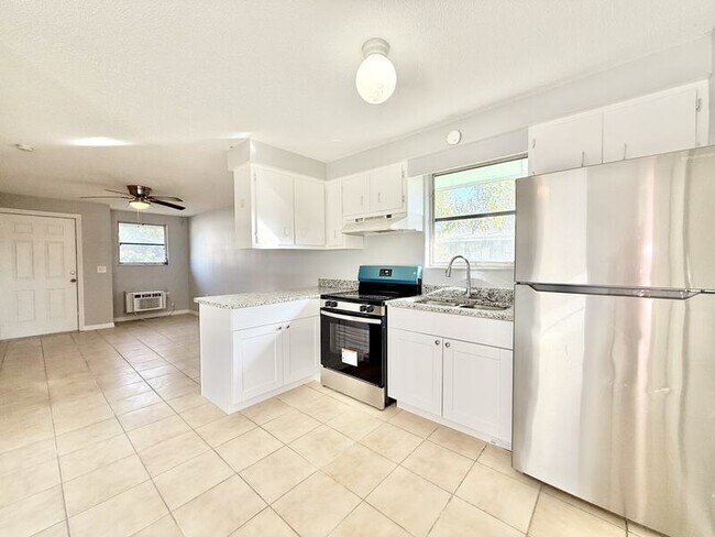 Building Photo - 3407 Palm Dr