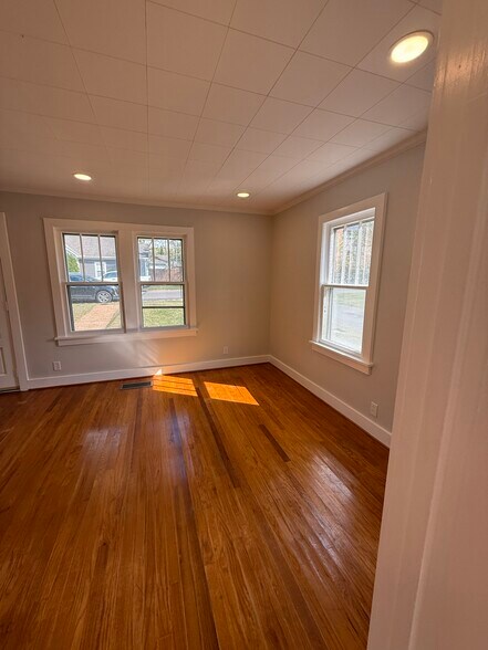Living Area Image 3 - 205 44th Ave N