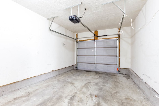 Building Photo - 300 Elkchester Cir