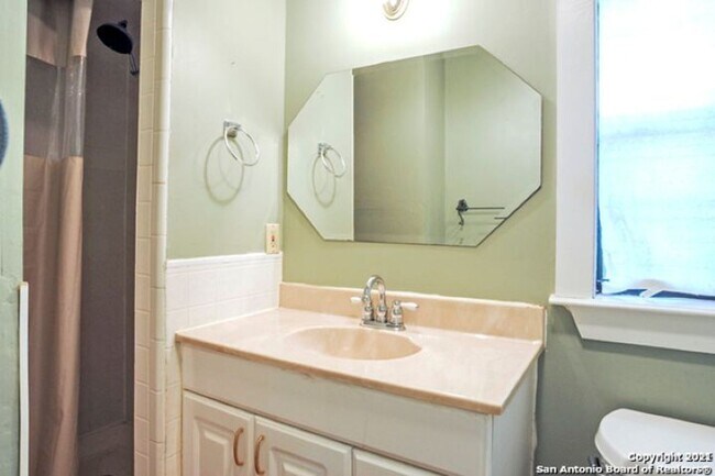 Building Photo - 2 Bedroom/1 Bath Alamo Heights Subdivision
