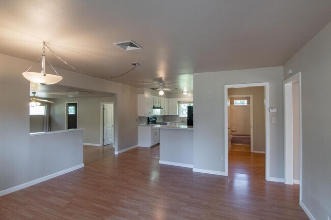 Building Photo - 2 Bedroom North Redding Home with Bonus Room. Completely Fenced!