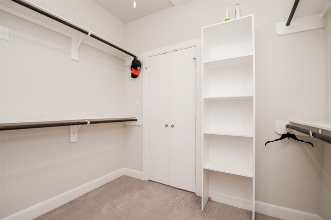 Building Photo - 508 W Donovan St