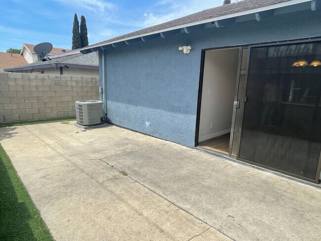 Building Photo - Lovely 2 bed, 2 bath Duplex Home in Orange