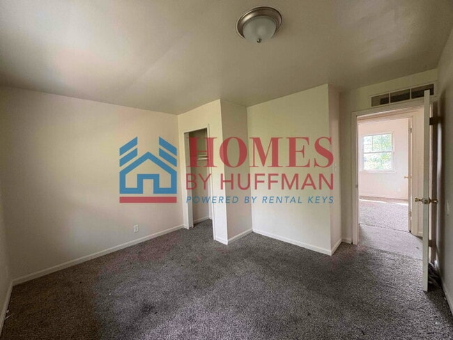 Building Photo - Three Bedroom Townhome | Now Available