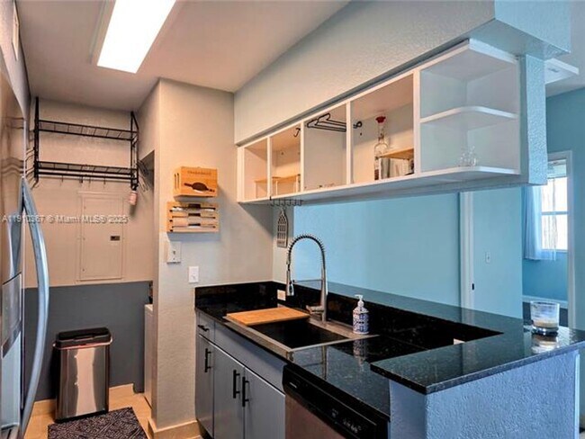 Building Photo - 1625 Kennedy Cswy