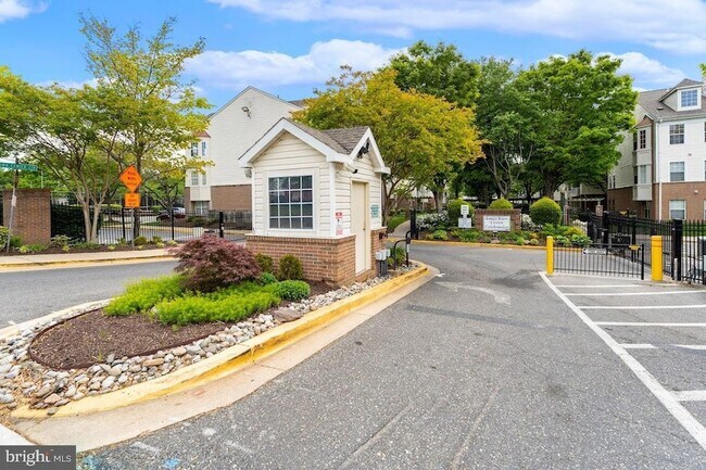Building Photo - 8921 Town Center Cir
