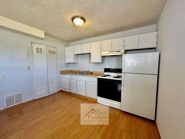 Building Photo - 6663 Provincial Dr
