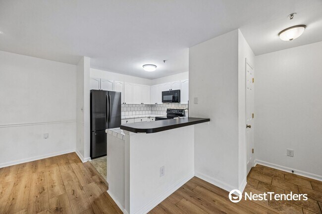 Building Photo - The Perfect One Bedroom Ground Floor Unit
