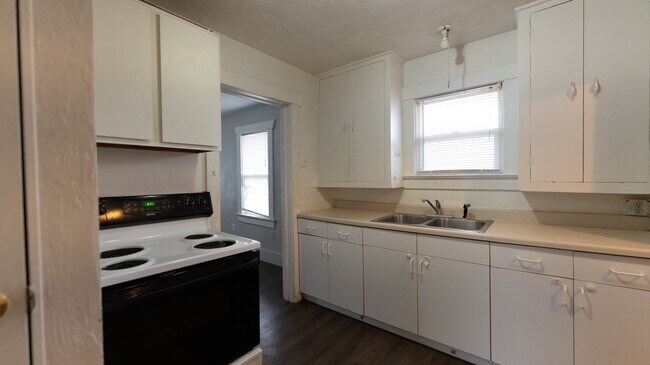 Building Photo - 725 N 10th Ave