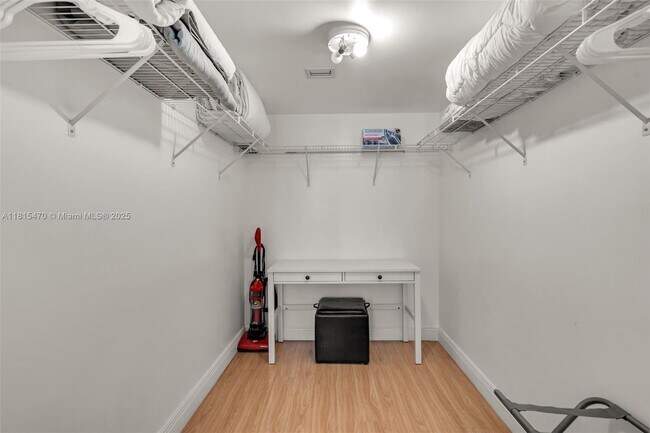 Building Photo - 1200 Brickell Bay Dr