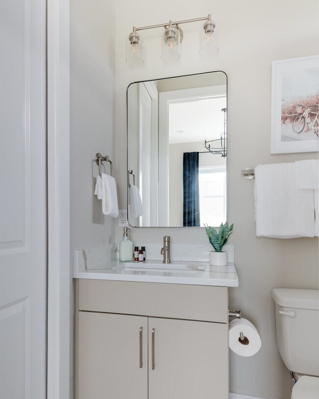 Building Photo - 1405 Napoleon St