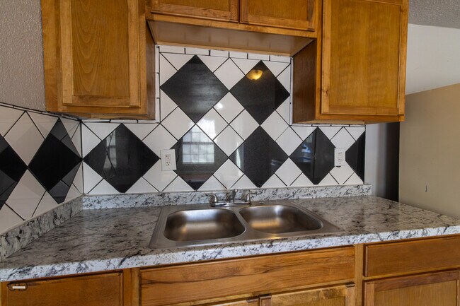 Building Photo - 2202 Monroe St