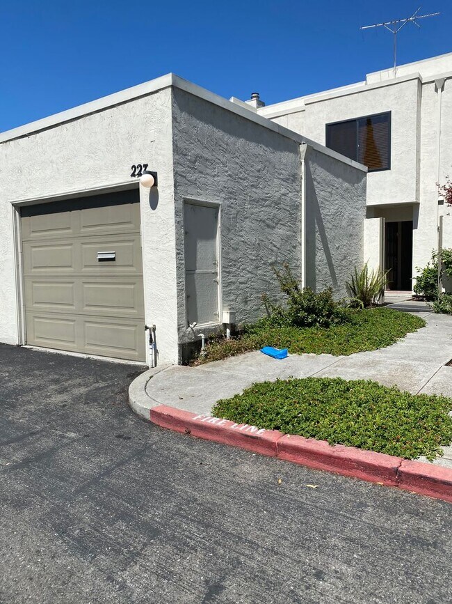 Building Photo - $4900-  Mountain View Townhouse-2 bedroom 2.5 bath.