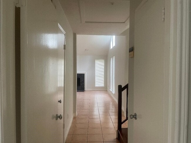 Building Photo - 2127 Woodland Springs St