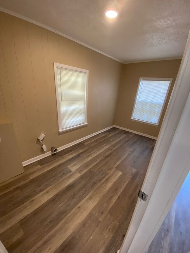 Building Photo - 4 Bed 1 Bath House