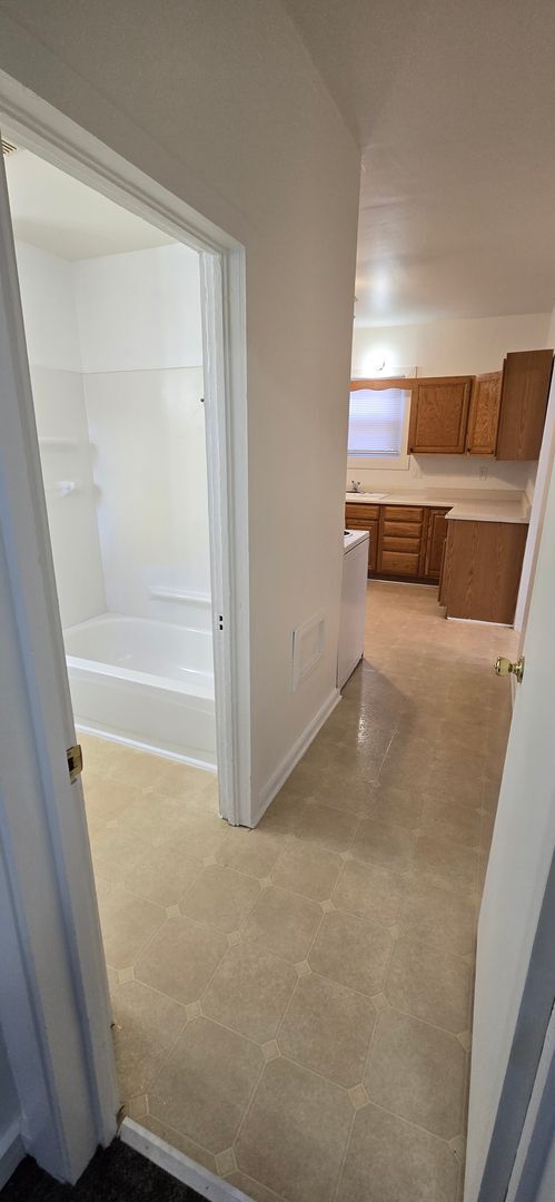 Building Photo - Remodeled 2 bedroom with Garage & small fe...