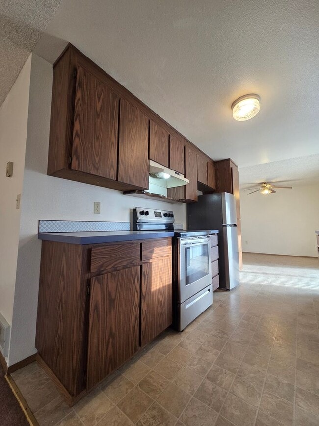 Building Photo - Spacious home with fully fenced yard!