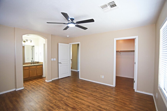 Building Photo - 512 E Rainbow Dr