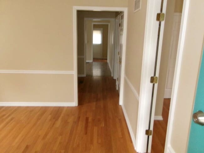 Building Photo - Charming & Updated Home Ready for Move-In