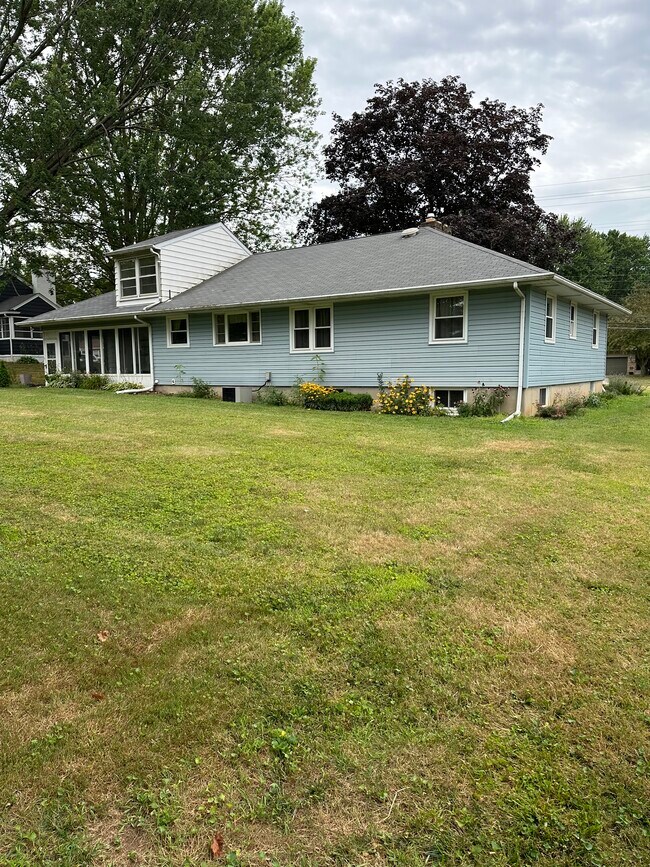 Building Photo - 183 S Leavitt Rd