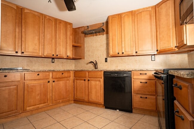 Building Photo - Sprawling 5th-Floor Corner Condo Just Steps from McGee Beach