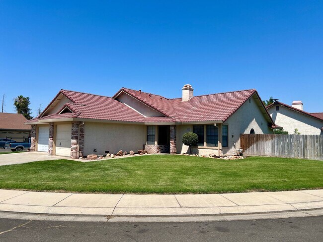 Building Photo - Single story with 3 car garage!